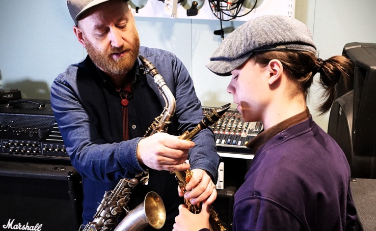 Saxofonlärare instruerar sin elev.