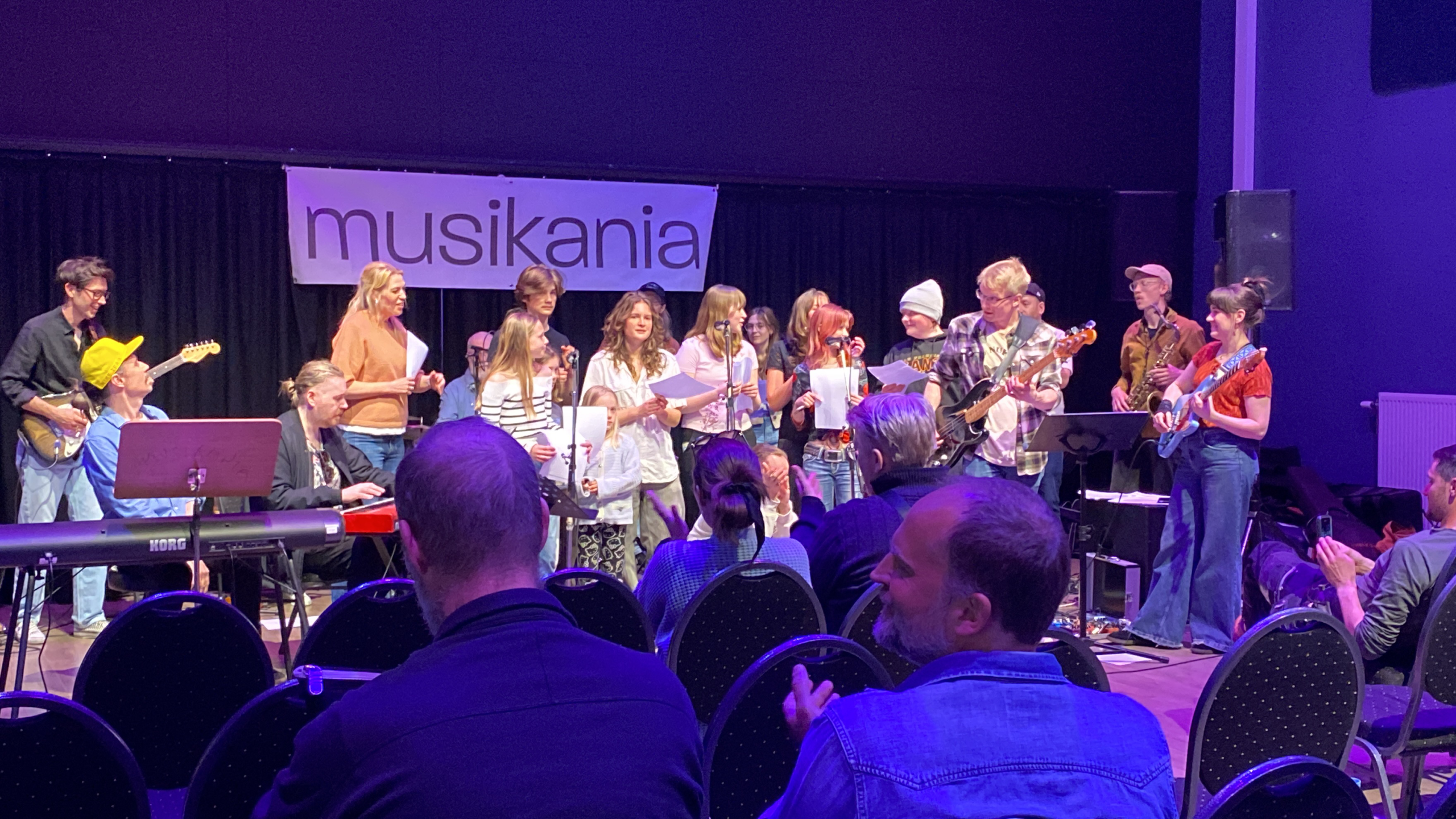 Musikaniaelever i avslutningsnumret på vårkonsert 2025.